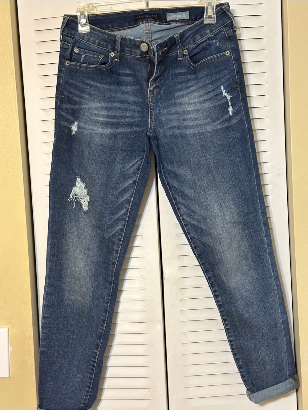 Aéropostale Low Rise Distressed Jegging Jeans Size 8 Reg / Medium Wash